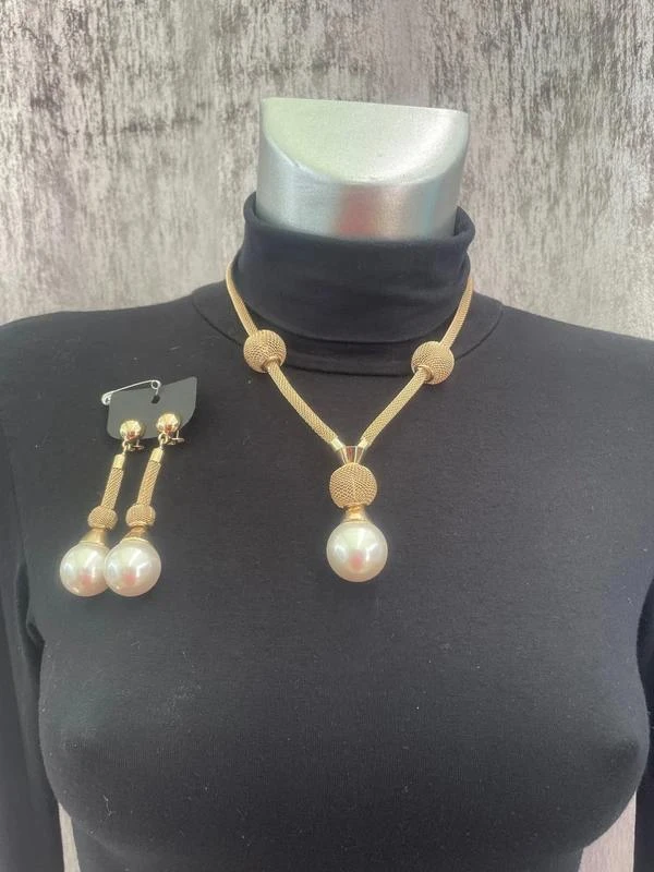 Ensemble collier et bracelet doré et perles blanches